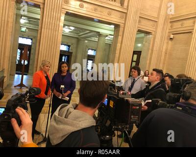 Stormont, Belfast, UK. 2. Nov 2018. Sinn Féin leader Mary Lou McDonald TD und stellvertretende Vorsitzende Michelle O'Neill MLA sprechen zu den Medien in der Großen Halle in Stormont, Belfast, Freitag, November 2nd, 2018, nach einem Treffen mit der britischen Regierung Brexit Sekretär Dominic Raab. Sinn Féin hat der Bundesregierung vorgeworfen, "Bösgläubig" über Brexit und warnte die Grenzfrage ist nicht eine "Fußnote". Partei Präsident Mary Lou McDonald sprach nach einem Treffen mit Brexit Sekretär Dominic Raab. Credit: Irish Auge/Alamy leben Nachrichten Stockfoto