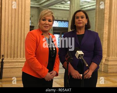 Stormont, Belfast, UK. 2. Nov 2018. Sinn Féin leader Mary Lou McDonald TD und stellvertretende Vorsitzende Michelle O'Neill MLA sprechen zu den Medien in der Großen Halle in Stormont, Belfast, Freitag, November 2nd, 2018, nach einem Treffen mit der britischen Regierung Brexit Sekretär Dominic Raab. Sinn Féin hat der Bundesregierung vorgeworfen, "Bösgläubig" über Brexit und warnte die Grenzfrage ist nicht eine "Fußnote". Partei Präsident Mary Lou McDonald sprach nach einem Treffen mit Brexit Sekretär Dominic Raab. Credit: Irish Auge/Alamy leben Nachrichten Stockfoto