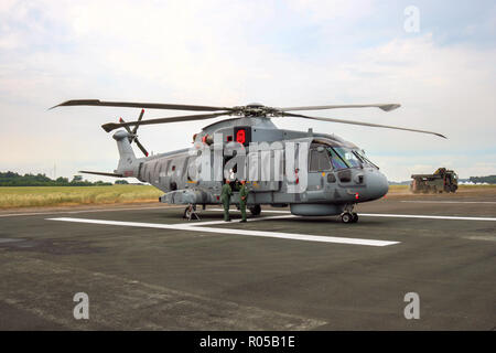 BEAUVECHAIN, Belgien - Apr 3, 2010: British Royal Navy Merlin Helikopter auf dem Rollfeld des Bevekom Airbase Stockfoto