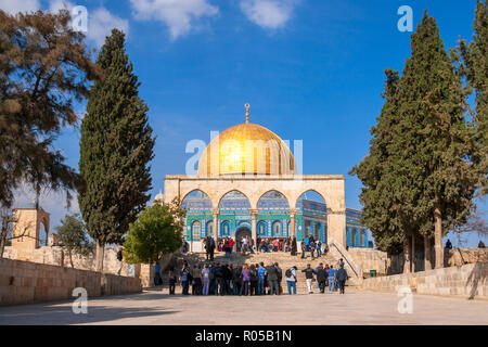 JERUSALEM - Jan 23, 2011: Die Menschen am Eingang der Felsendom auf dem Tempelberg in Jerusalem, Israel Stockfoto