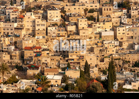 Blick von der alten Stadtmauer auf jersalem Häuser auf einer Anhöhe im Wohngebiet in Ost-jerusalem. Stockfoto