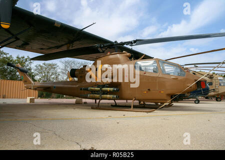 HATZERIM, Israel - 27 Januar, 2011: Israelische Luftwaffe Bell AH-1 Cobra Kampfhubschrauber auf dem Display in der Israelischen Air Force Museum. Stockfoto