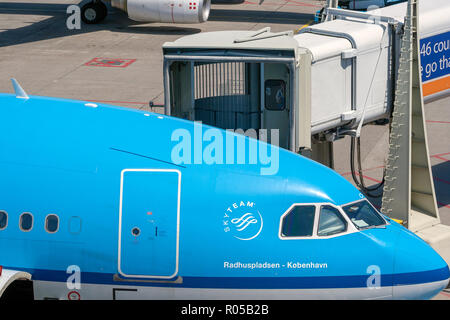 AMSTERDAM, NIEDERLANDE - 27.Juni 2011: KLM airlines Boeing 737 Passagiermaschine vor den Toren von Amsterdam Schiphol Airport. Stockfoto