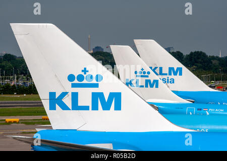 AMSTERDAM, NIEDERLANDE - 27.Juni 2011: KLM Airlines Flugzeuge vor den Toren von Amsterdam Schiphol Airport. Stockfoto