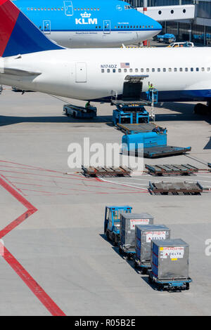 AMSTERDAM, NIEDERLANDE - 27.Juni 2011: Luftfracht auf der Plattform auf Flugzeug vor den Toren von Amsterdam Schiphol Airport, die geladen werden soll. Stockfoto