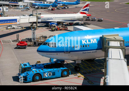 AMSTERDAM, NIEDERLANDE - 27.Juni 2011: KLM airlines Boeing Passagiermaschine unter anderem vor den Toren von Amsterdam Schiphol Airport. Stockfoto