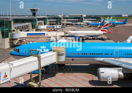 AMSTERDAM, NIEDERLANDE - 27.Juni 2011: KLM airlines Boeing Passagiermaschine unter anderem vor den Toren von Amsterdam Schiphol Airport. Stockfoto