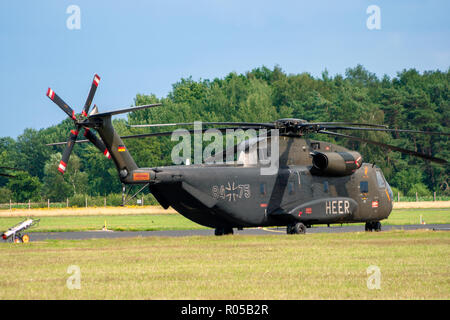 RHEINE - BENTLAGE, Deutschland 01.07.2011: Deutsche Luftwaffe Transporthubschrauber Sikorsky CH-53 in Rheine-Bentlage Air Base. Stockfoto