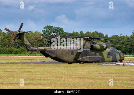 RHEINE - BENTLAGE, Deutschland 01.07.2011: Deutsche Luftwaffe Transporthubschrauber Sikorsky CH-53 in Rheine-Bentlage Air Base. Stockfoto