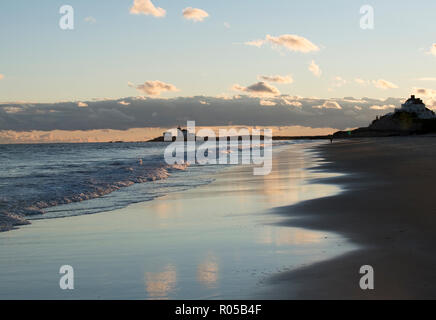 Sonnenuntergang auf Misquamicut Strand Blick auf Watch Hill Lighthouse Stockfoto