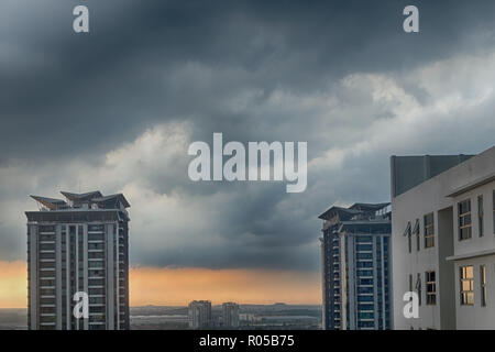 Stürmischen und regnerischen Sonnenuntergang Cyberjaya, Malaysia. Schwere Regen Wolken über der Stadt. Tropischer Wirbelsturm in Asien. Stockfoto