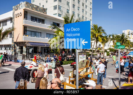 Miami Beach Florida, Ocean Drive, Art déco-Wochenende, Architektur, Architektur, Festival, Event, Feier, Parade, Menschenmenge, Oldtimer, Vintage, Schild, Logo Stockfoto