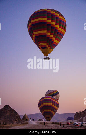 Kappadokien - Türkei - August 2018: Heißluftballon fliegen bei Sonnenaufgang. Stockfoto