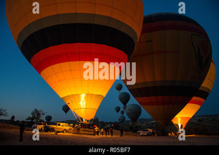 Kappadokien - Türkei - August 2018: Heißluftballon fliegen bei Sonnenaufgang. Stockfoto