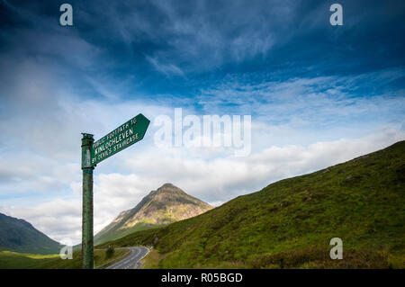 Wegweiser in Glencoe, Schottland, in Richtung Kinlochleven über den Teufel Treppe Stockfoto