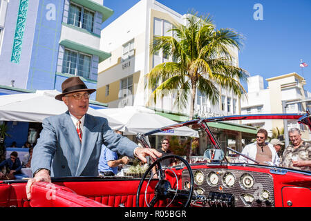 Miami Beach, Florida, Ocean Drive, Art Deco-Wochenende, Architekturfestival, Oldtimer, Ausstellungsverkauf, Unterhaltung, Casca, Hotel, Cabriolet, rot Stockfoto