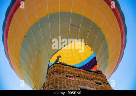 Kappadokien - Türkei - August 2018: Heißluftballon fliegen bei Sonnenaufgang. Stockfoto