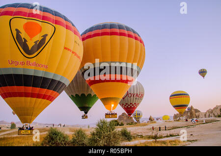 Kappadokien - Türkei - August 2018: Heißluftballon fliegen bei Sonnenaufgang. Stockfoto