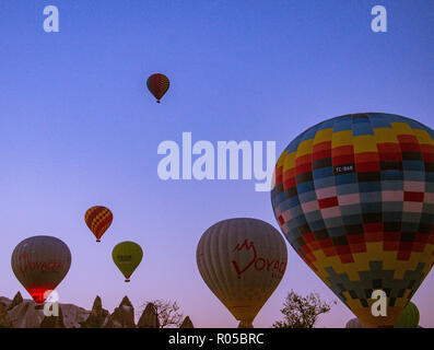 Kappadokien - Türkei - August 2018: Heißluftballon fliegen bei Sonnenaufgang. Stockfoto