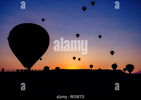 Kappadokien - Türkei - August 2018: Heißluftballon fliegen bei Sonnenaufgang. Stockfoto