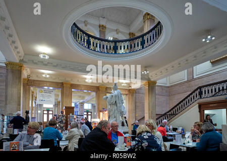 Kunden mit Kaffee und Kuchen im Cafe in der Lobby des Walker Art Gallery, Liverpool Stockfoto
