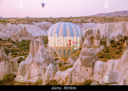 Kappadokien - Türkei - August 2018: Heißluftballon fliegen bei Sonnenaufgang. Stockfoto