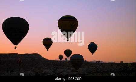 Kappadokien - Türkei - August 2018: Heißluftballon fliegen bei Sonnenaufgang. Stockfoto