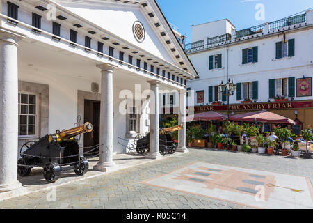 Regierung von Gibraltar Gebäude an der Hauptstraße, mit zwei Kanonen, Gibraltar, Britisches Überseegebiet eingerichtet Stockfoto