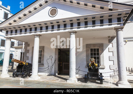 Regierung von Gibraltar Gebäude an der Hauptstraße, mit zwei Kanonen, Gibraltar, Britisches Überseegebiet eingerichtet Stockfoto