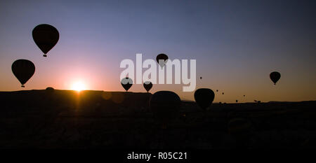 Kappadokien - Türkei - August 2018: Heißluftballon fliegen bei Sonnenaufgang. Stockfoto