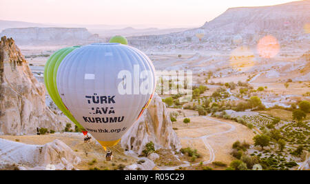 Kappadokien - Türkei - August 2018: Heißluftballon fliegen bei Sonnenaufgang. Stockfoto