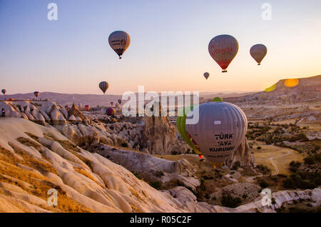 Kappadokien - Türkei - August 2018: Heißluftballon fliegen bei Sonnenaufgang. Stockfoto