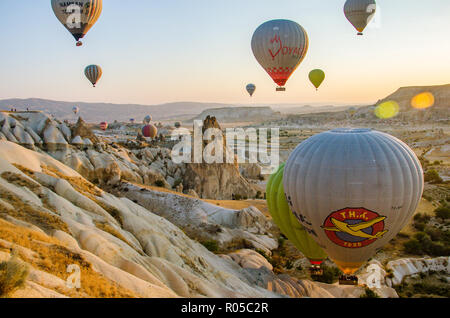 Kappadokien - Türkei - August 2018: Heißluftballon fliegen bei Sonnenaufgang. Stockfoto