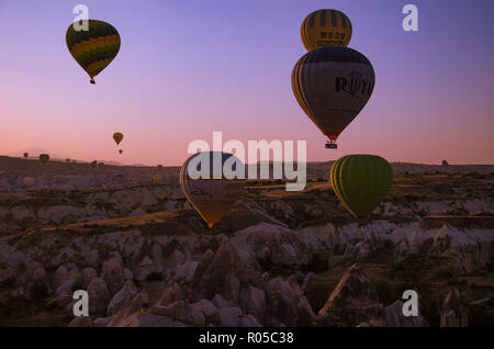 Kappadokien - Türkei - August 2018: Heißluftballon fliegen bei Sonnenaufgang. Stockfoto