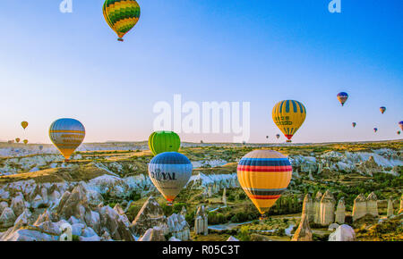 Kappadokien - Türkei - August 2018: Heißluftballon fliegen bei Sonnenaufgang. Stockfoto