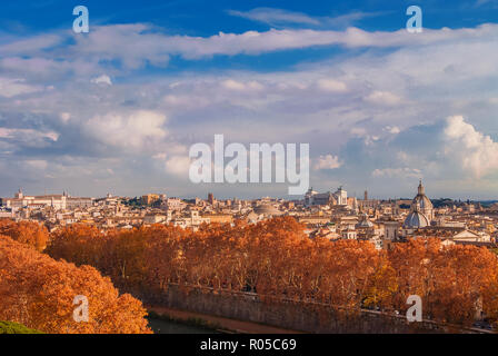 Historische Zentrum Roms im Herbst oder im Winter mit Blick auf die Skyline, Wahrzeichen, die antiken Denkmäler, alte Kirche Kuppeln und Wolken Stockfoto