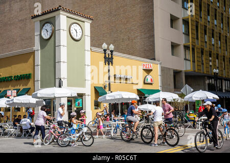 Miami Florida, Flagler Street, Bike Miami Days, Community-Fahrrad, Radfahren, Reiten, Radfahren, Fahrer, Radfahrer, Hispanic ethnische Frau weibliche Frauen, Mann Männer männlich, Stockfoto