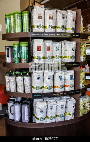 Miami Florida, Mary Brickell Village, Café, Starbucks, Laden, Geschäfte, Geschäfte, Bezirk, Unternehmen, Logo, Markenkaffeebecher, Koffein, Mischungen, dunkler Braten, disp Stockfoto