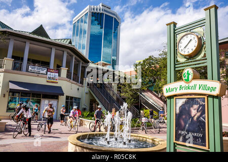 Miami Florida, Mary Brickell Village, Fahrrad Miami Days, Community Fahrrad, Radfahren, Reiten, Radfahren, Fahrer, Radfahrer, Fahrrad freundliche Stadt, Shopping Shopper sh Stockfoto