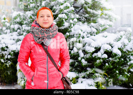 Mädchen in der Mall. Einkaufsmöglichkeiten und gute Laune. Kaufen Weihnachtsgeschenke. Schnee Winter Märchen. Stockfoto