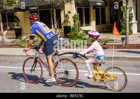 Miami Florida, Mary Brickell Village, Fahrrad Miami Days, Community Fahrrad, Radfahren, Reiten, Radfahren, Fahrer, Fahrrad freundliche Stadt, Tag entlang Fahrrad, Mann Männer männlich Stockfoto