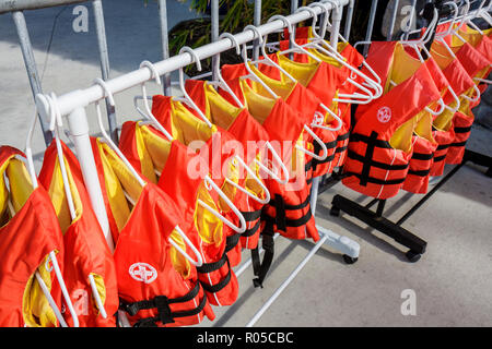 Miami Florida, Grapeland Water Park, Black Beard's Beach, Erholungspool, Wasseraktivitäten, orange, gelb, Kleiderbügel, Rack, Schwimmvorrichtung, Kinder, Kinder, Stockfoto