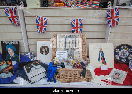 Shop Fenster Erinnerungsstücke mit Königin Elizabeth II. in der Feier von ihren 90. Geburtstag. Stockfoto