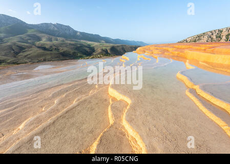 Travertin Terrasse bei Sonnenaufgang in der Nähe von Orost, eines der seltenen reinen Travertin-Pools, die frei zugänglich sind, sind Badab-e Surt, Iran Stockfoto