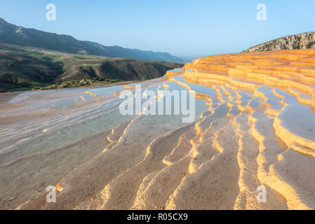 Travertin Terrasse bei Sonnenaufgang in der Nähe von Orost, eines der seltenen reinen Travertin-Pools, die frei zugänglich sind, sind Badab-e Surt, Iran Stockfoto