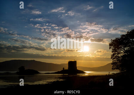 Castle Stalker, mittelalterlichen 4-stöckigen Turm Haus/Halten bei Sonnenuntergang im Loch Laich, Einlass von Loch Linnhe in der Nähe von Port Appin, Argyll, Schottland, Großbritannien Stockfoto