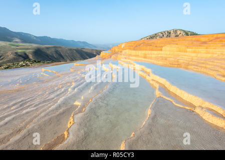 Travertin Terrasse bei Sonnenaufgang in der Nähe von Orost, eines der seltenen reinen Travertin-Pools, die frei zugänglich sind, sind Badab-e Surt, Iran Stockfoto