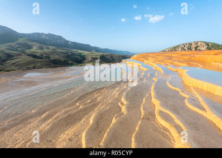 Travertin Terrasse bei Sonnenaufgang in der Nähe von Orost, eines der seltenen reinen Travertin-Pools, die frei zugänglich sind, sind Badab-e Surt, Iran Stockfoto