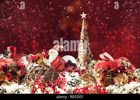 Weihnachten Hintergrund Konzept. Schimmernde Weihnachtsdekorationen mit Baum, Weihnachtsmann und Kerzen Stockfoto