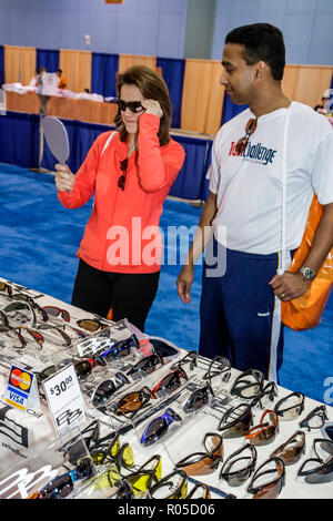 Miami Beach Florida, Miami Beach Convention Center, Center, Total Health and Fitness Expo, Aussteller, Boston Bill, Sonnenbrille, Asiaten ethnischen Einwanderer Stockfoto